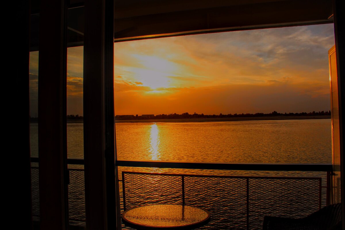 Солнышко с подушки поднималось) - Вячеслав Случившийся Солнышко с подушки поднималось) - Вячеслав Случившийся