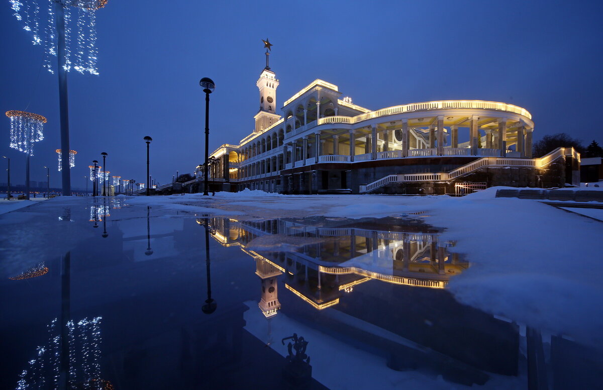 Утро 21 января на Речном вокзале. На стеклянной крышке саркофага для макета шлюзов - Михаил Бибичков