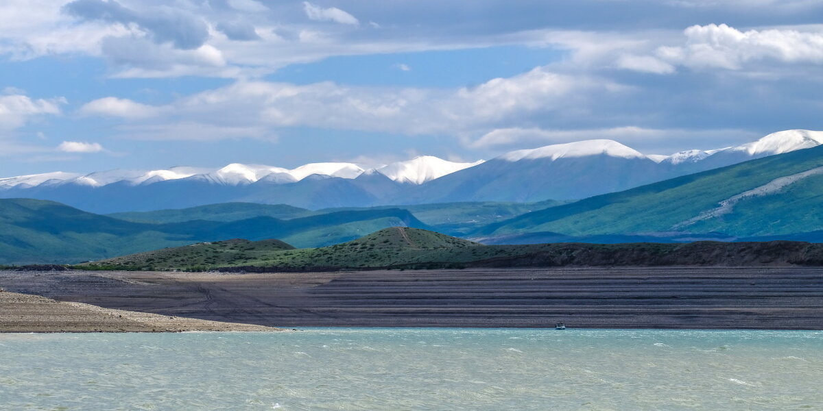 Заснежние горы над водохранилищем - Георгий А