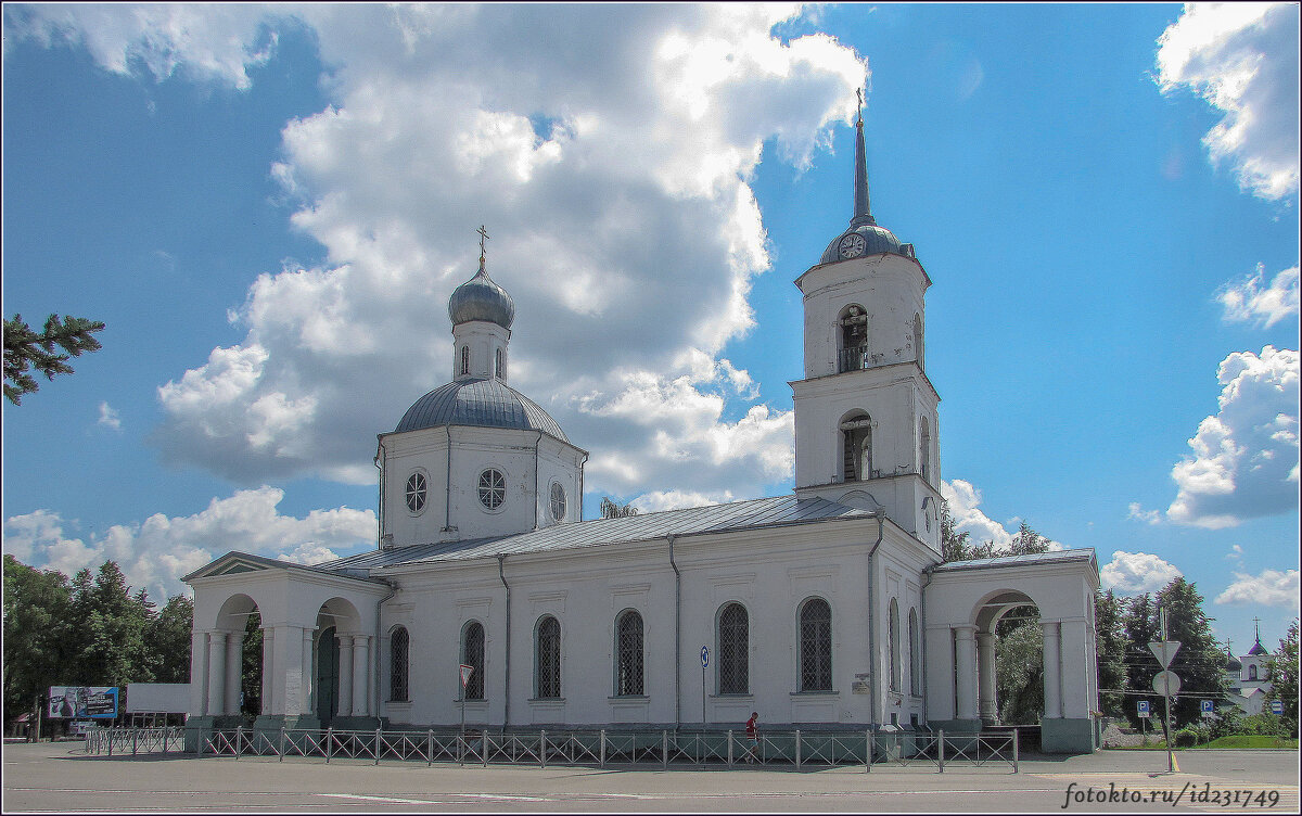 Церковь в центре г. Остров Псковской обл. - Любовь Зинченко 