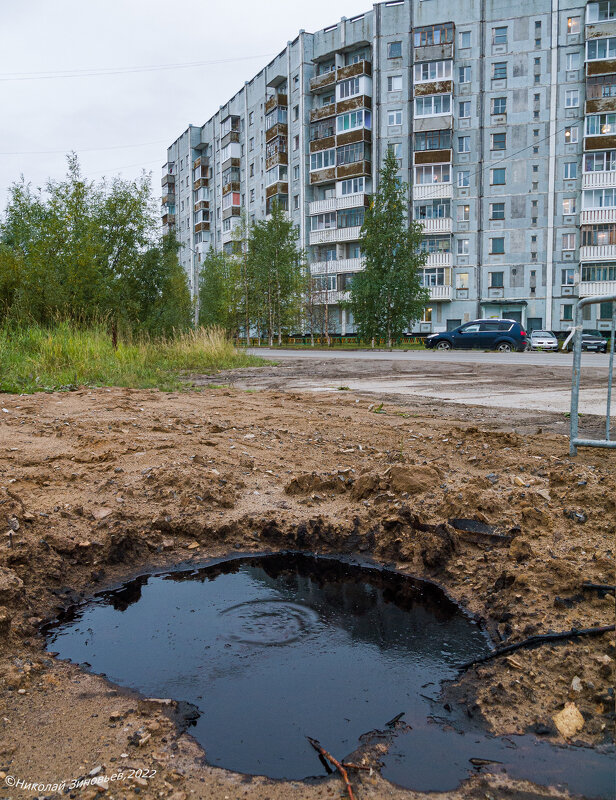 Ухта. Выход нефти и газа из скважины рядом с домом.Так проявляется легендарное Чибьюское местор-ние - Николай Зиновьев