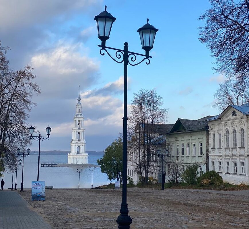 Затопленная на Волге колокольня в городе Калязин. - Борис Митрохин