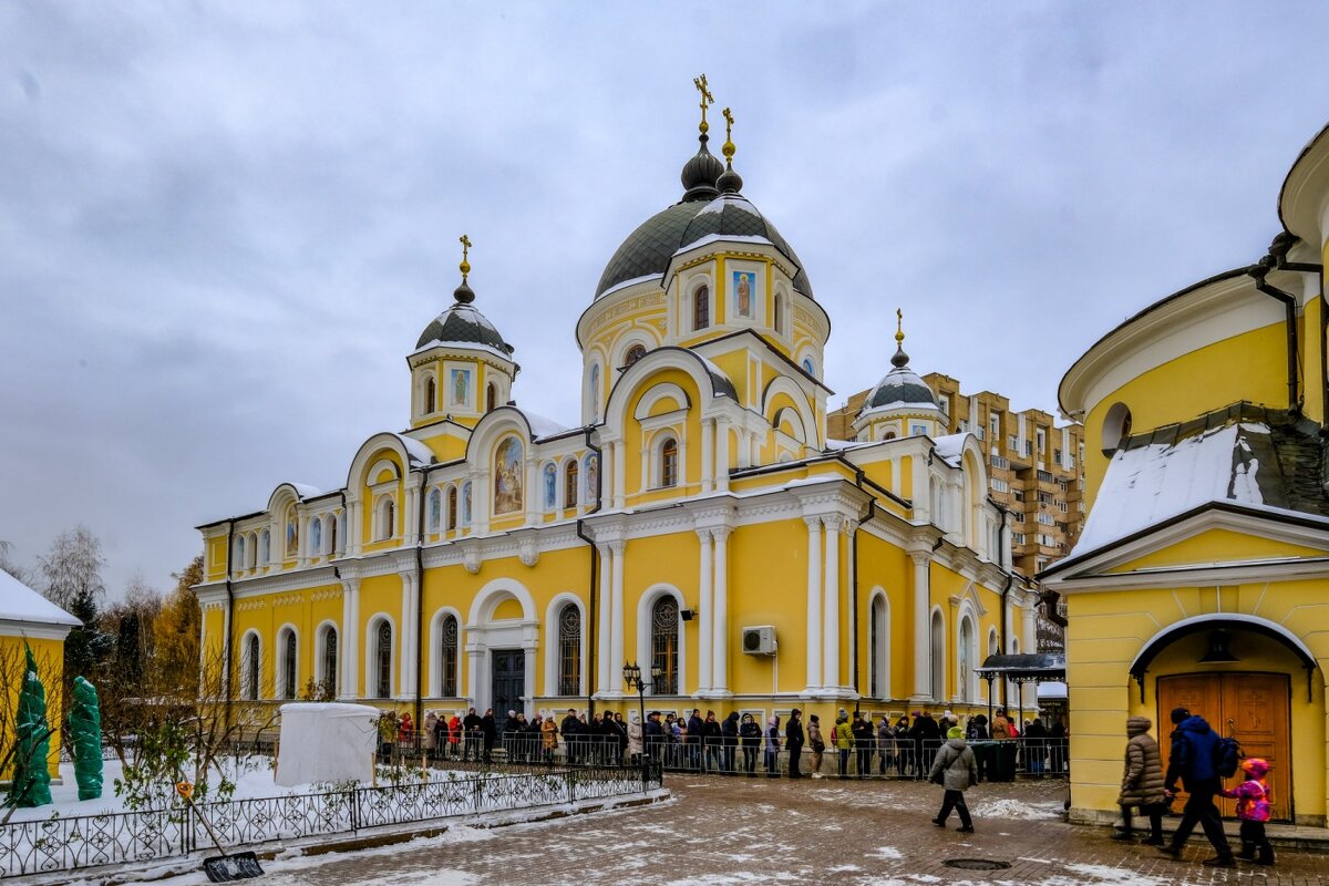 Очередь к иконе московской Матроны - Георгий А