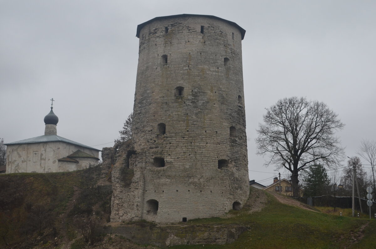 Псков. У Гремячей башни... - Владимир Павлов Псков. У Гремячей башни... - Владимир Павлов