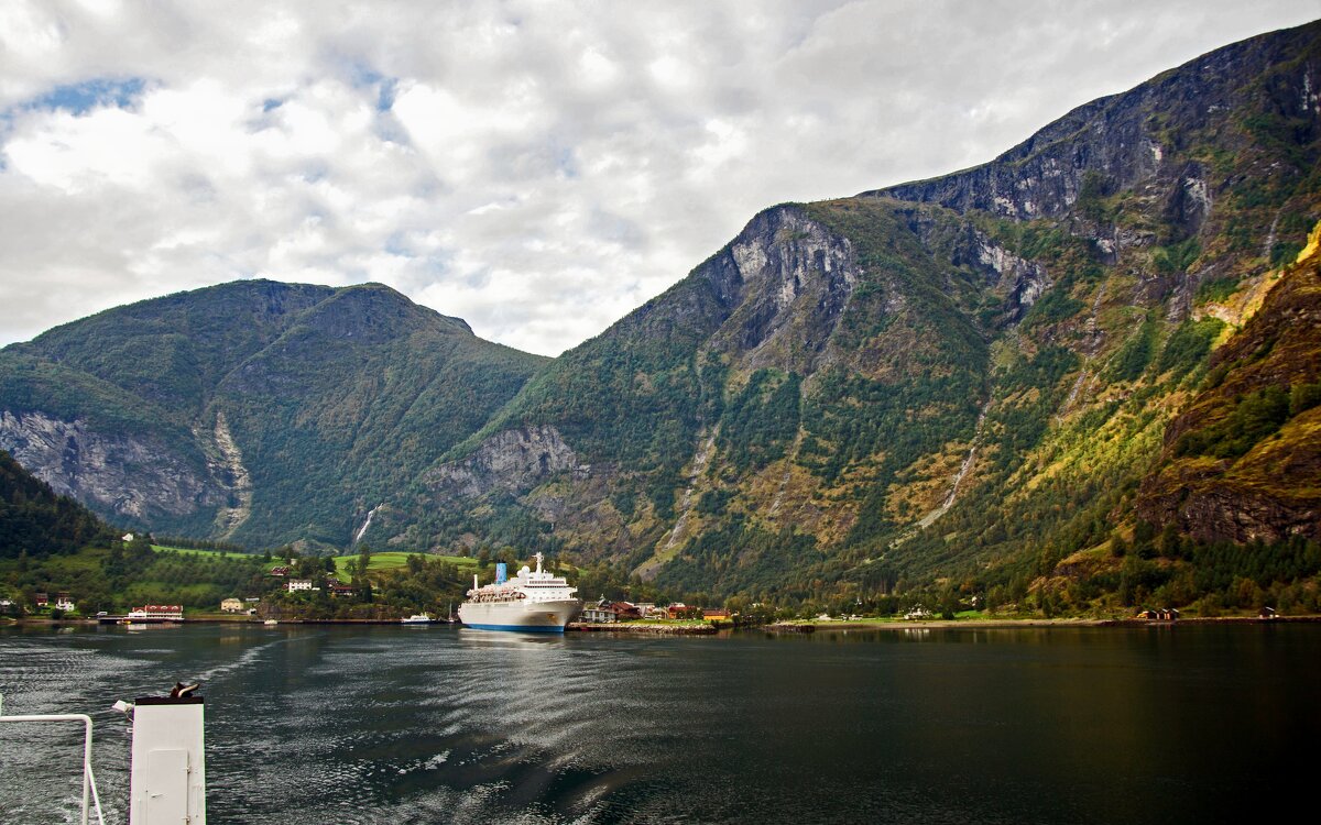 каждый фьорд обязательно где-то заканчивается...- Aurlandsfjord - Valentin Orlov