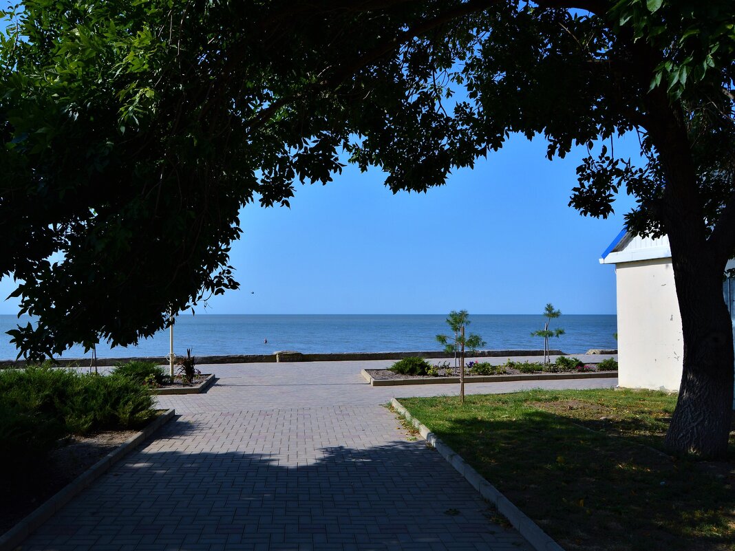 Приморско-Ахтарск. Вид на Азовское море со сквера Ленина. - Пётр Чернега