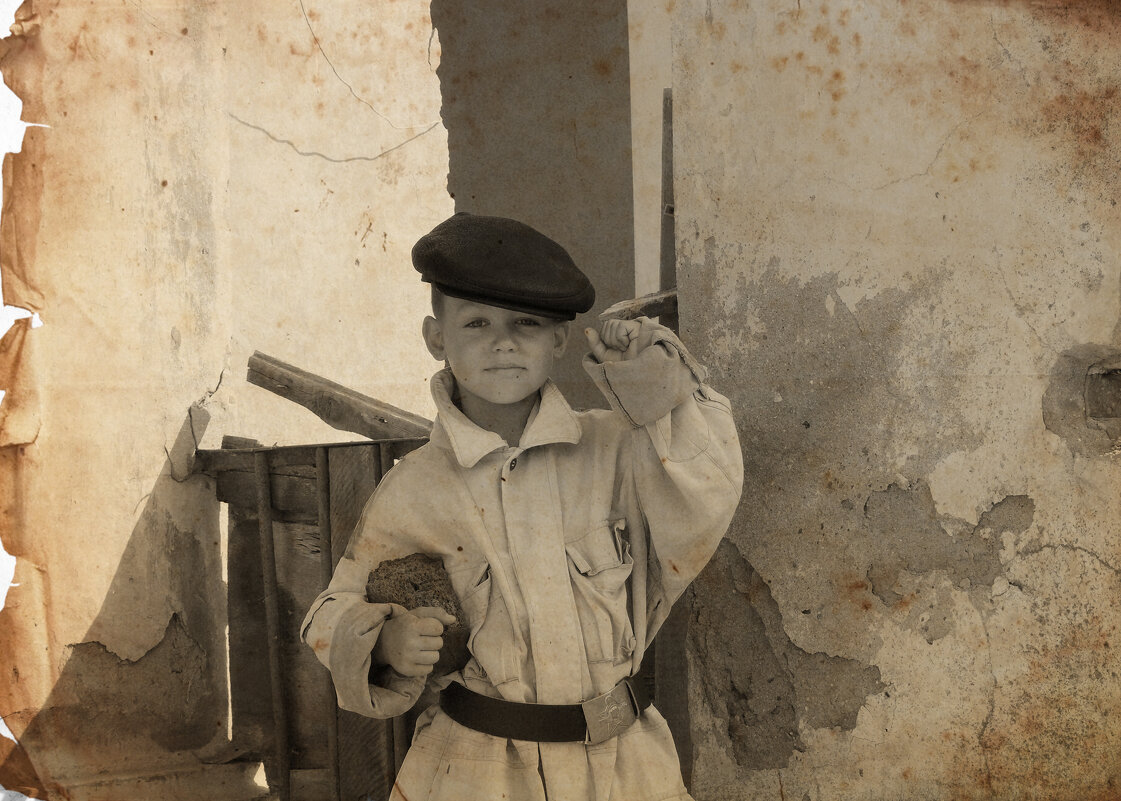 Мальчик на развалинах - Евгений Николаев Мальчик на развалинах - Евгений Николаев