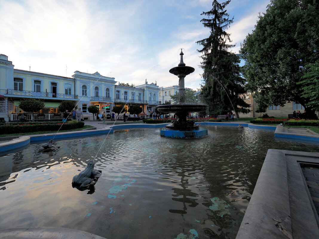 Фонтан с лягушками, на курортном бульваре в Кисловодске - Евгений Седов Фонтан с лягушками, на курортном бульваре в Кисловодске - Евгений Седов