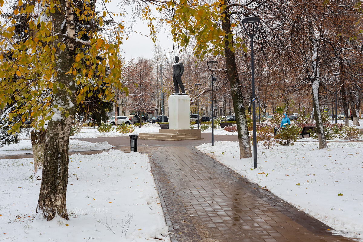 В городском сквере - Александр Синдерёв