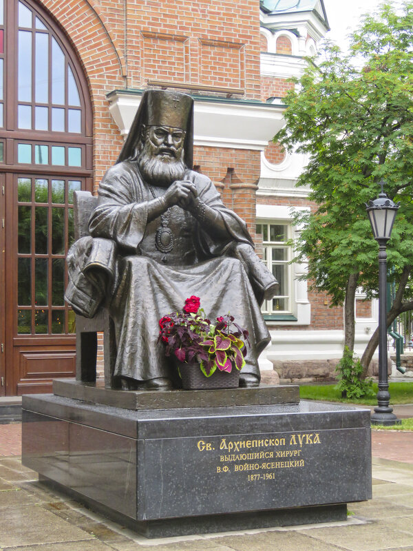 Памятник свт. Луке напротив Архиерейского дома. - ИРЭН@ .