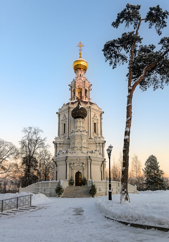 Церковь Троицы Живоначальной. - Серый 