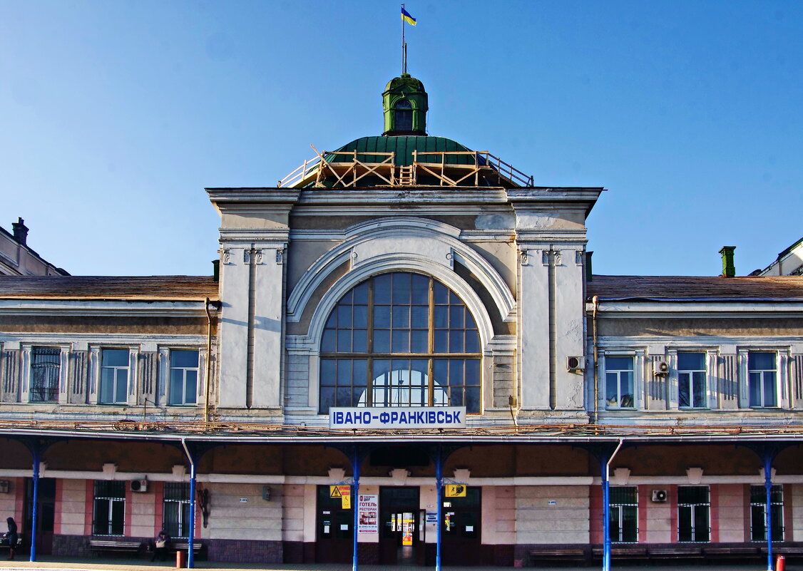 Вокзал Ивано-Франковска. Декабрь 2013. - Ирина Нафаня Вокзал Ивано-Франковска. Декабрь 2013. - Ирина Нафаня