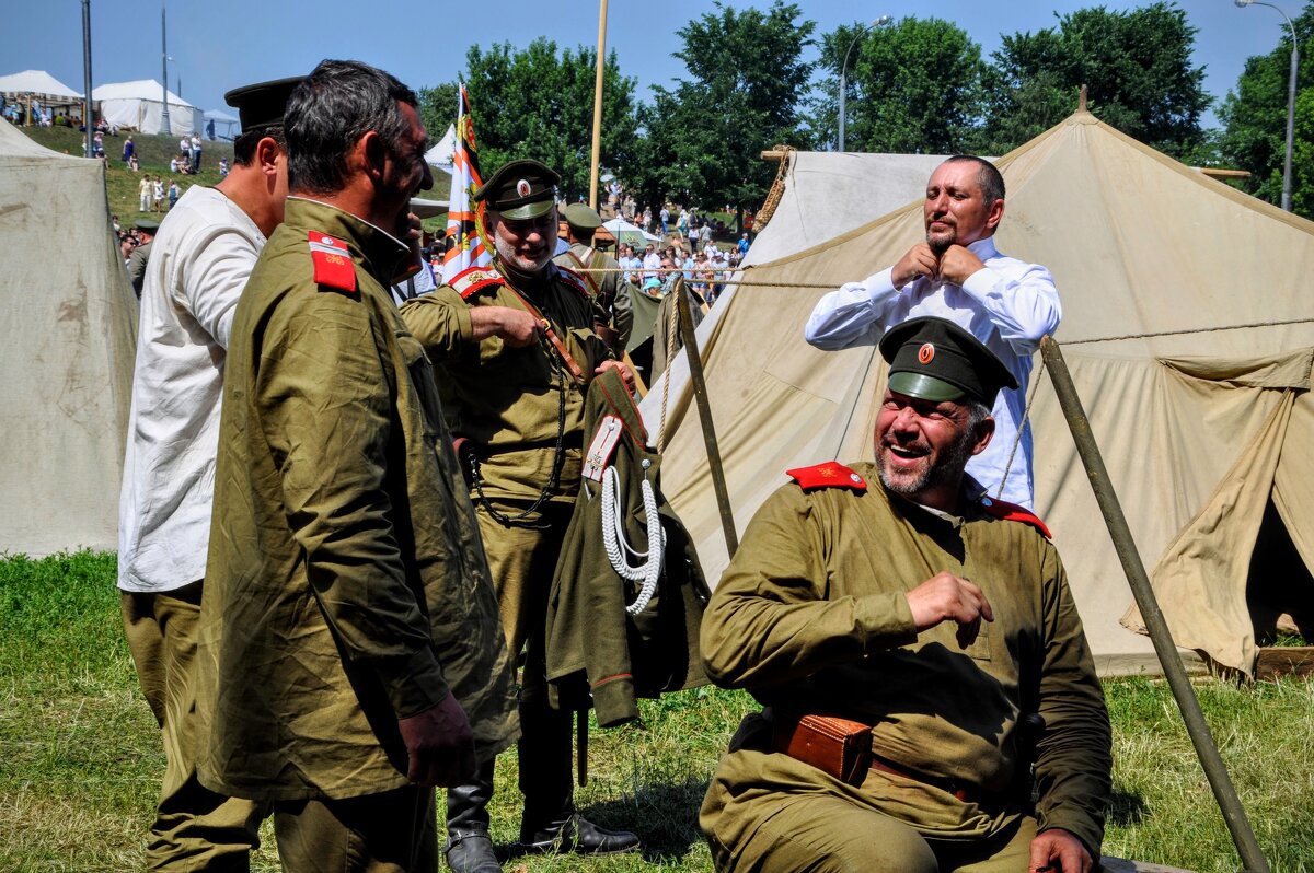 Ротмистр велел новую дырку пробить на ремне ,,,) - Анатолий Колосов