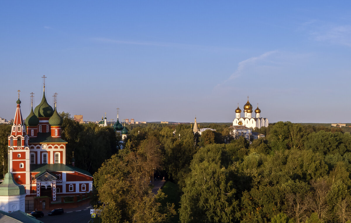 Вид на храмы Ярославля со смотровой площадки - Сергей Цветков