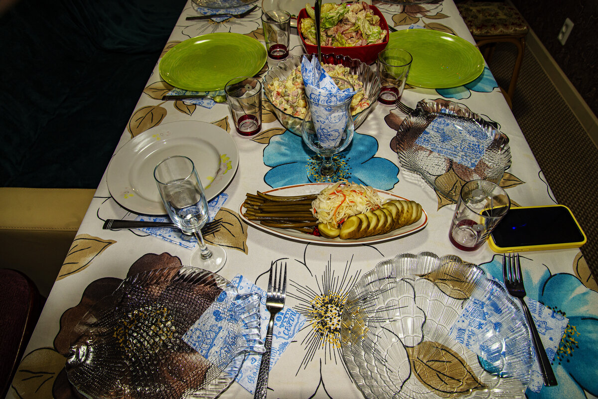 Обеденный стол - Анатолий Чикчирный Обеденный стол - Анатолий Чикчирный