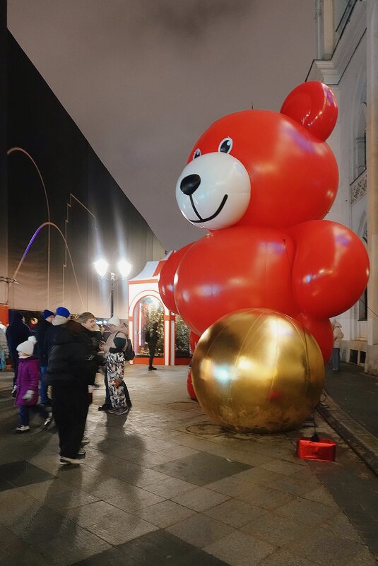 Огромный мишка на Никольской. - Татьяна Помогалова