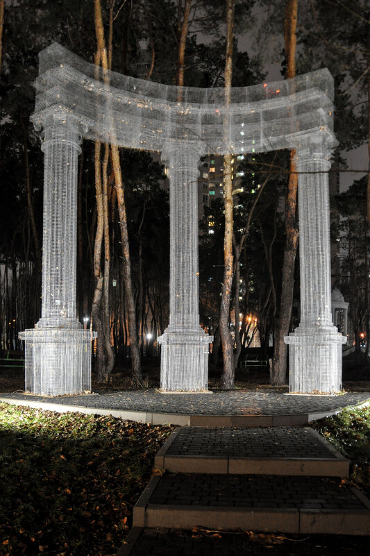 Вечерний вид колонн с подсветкой - Татьяна Машошина