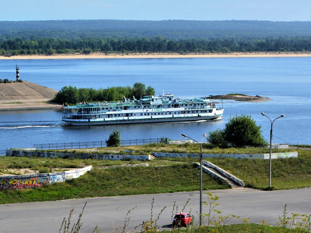Новочебоксарск. Теплоход "Алдан" проходит через шлюз Чебоксарского водохранилища. - Пётр Чернега Новочебоксарск. Теплоход "Алдан" проходит через шлюз Чебоксарского водохранилища. - Пётр Чернега