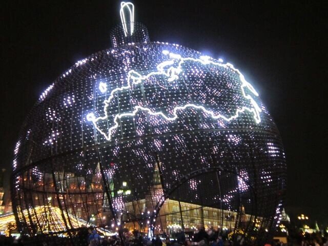 Шар новогодний в центре Москвы - Дмитрий Никитин Шар новогодний в центре Москвы - Дмитрий Никитин