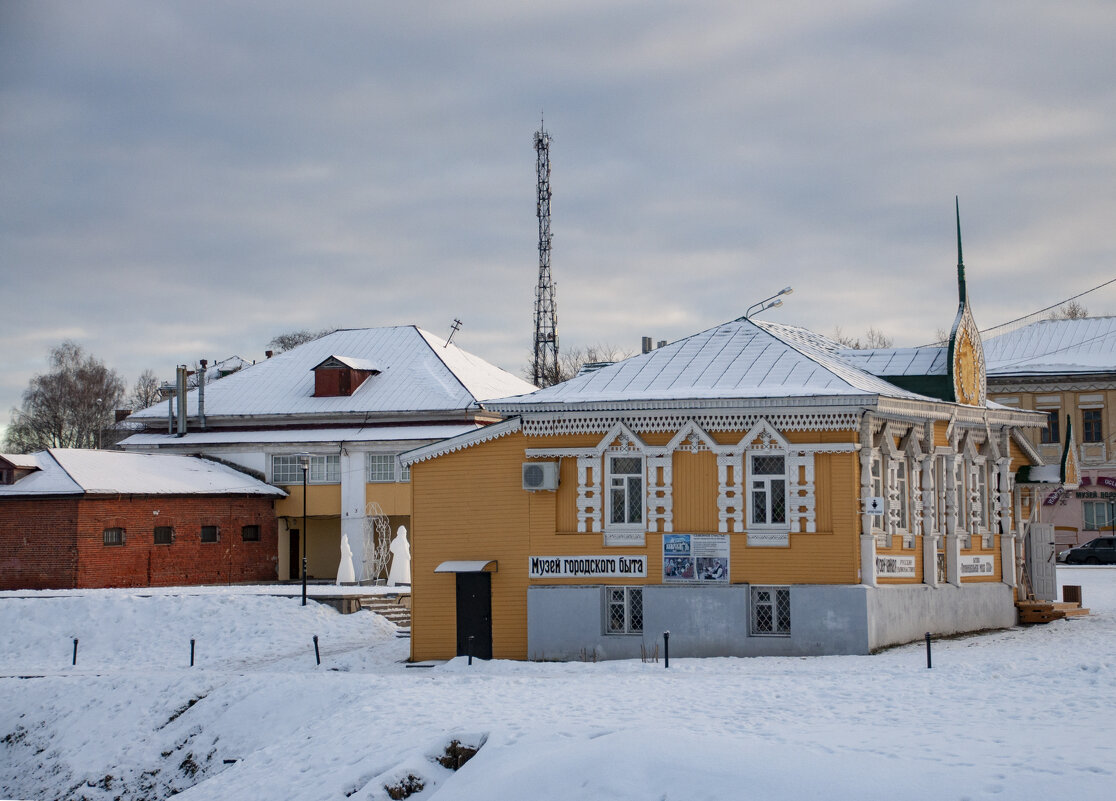 Углич. Музей городского быта. Вид от Кремля - Gen 