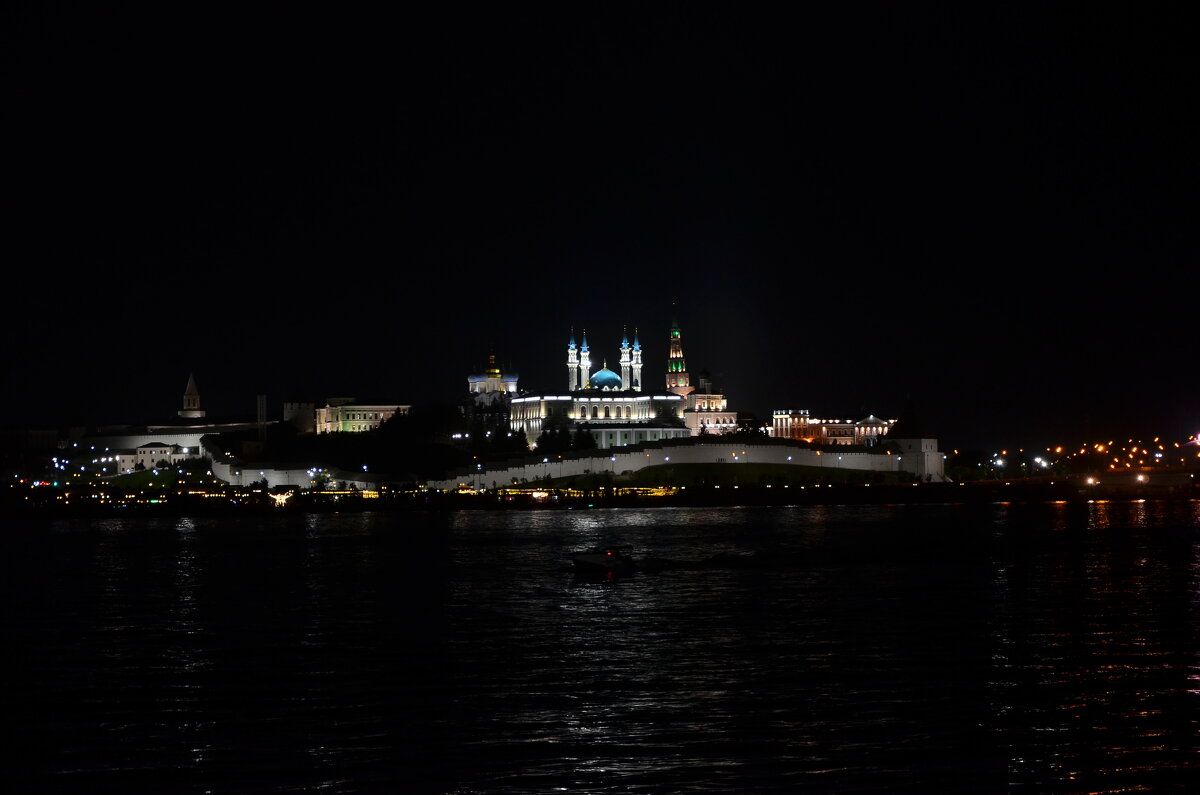 Вид на вечерний Казанский кремль - Алексей Просвиряков Вид на вечерний Казанский кремль - Алексей Просвиряков