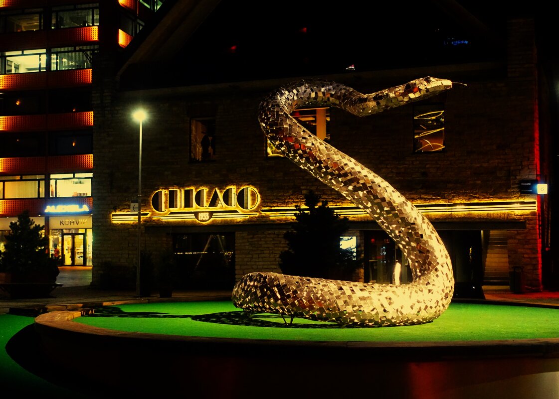 "Змея" на помосте около бара-ресторана Chicago 1933 - Aida10 "Змея" на помосте около бара-ресторана Chicago 1933 - Aida10