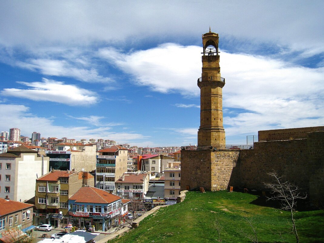 Часовая башня в городе Нигде, Турция. - unix (Илья Утропов)