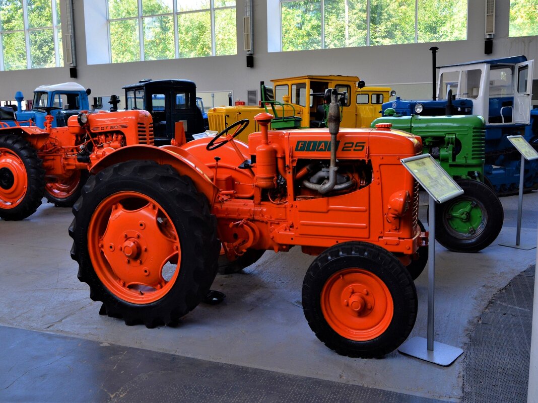 Чебоксары. Колёсный трактор Fiat – 25R. - Пётр Чернега Чебоксары. Колёсный трактор Fiat – 25R. - Пётр Чернега