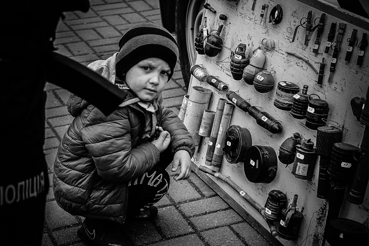 War through the eyes of a child - Photographer Ivan Alexandrov Deineha War through the eyes of a child - Photographer Ivan Alexandrov Deineha