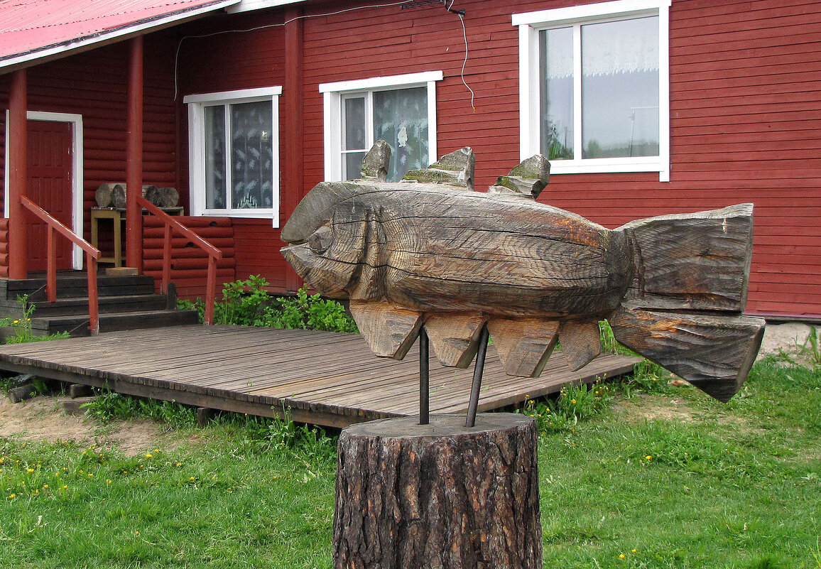 Деревянная скульптура у гостевого дома "Кодиранду" - Александр Ильчевский 