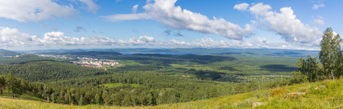 На горе Лысая. Вид на город Миасс и озеро Тургояк (панорама). - Алексей Трухин На горе Лысая. Вид на город Миасс и озеро Тургояк (панорама). - Алексей Трухин
