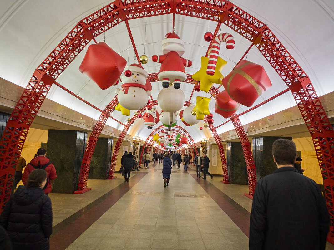 Новогодние украшения на станции метро Трубной - Andrew Новогодние украшения на станции метро Трубной - Andrew