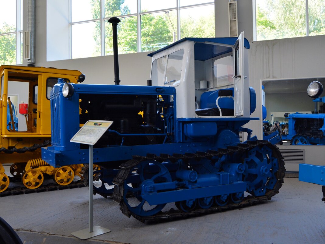 Чебоксары. Пропашной гусеничный трактор Т-38. - Пётр Чернега