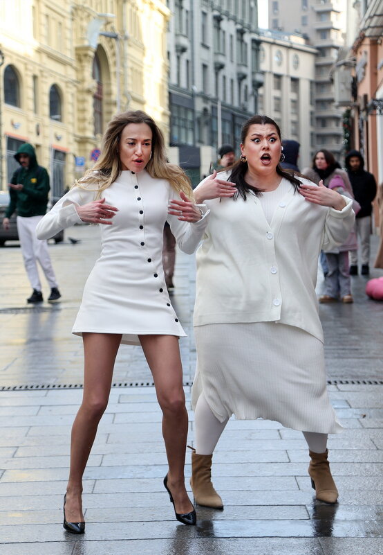 Тиктокерши на Кузнецком Мосту 2 февраля - Михаил Бибичков Тиктокерши на Кузнецком Мосту 2 февраля - Михаил Бибичков