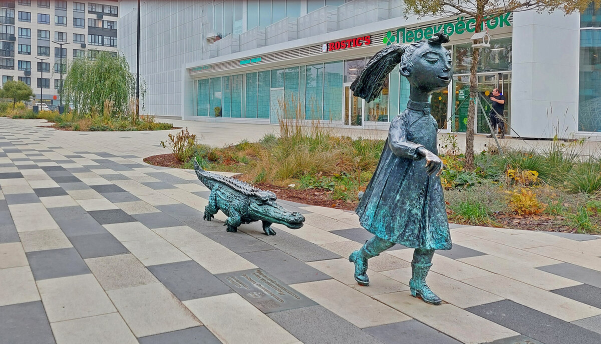 Скульптура «Девочка с крокодилом» героиня книг о Муми-троллях - ИРЭН@ . Скульптура «Девочка с крокодилом» героиня книг о Муми-троллях - ИРЭН@ .