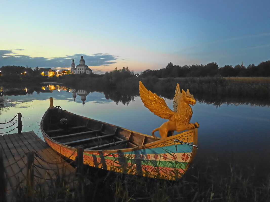 Из жизни ходящих по воде. Прогулочная лодочка, Суздаль - svk *