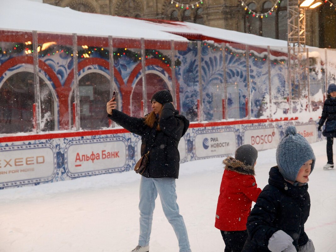 Люди на катке - Сергей Золотавин
