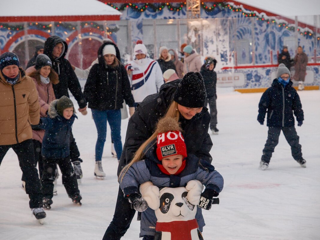 Люди на катке - Сергей Золотавин Люди на катке - Сергей Золотавин