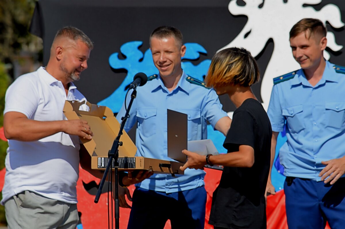 Подарки от милиции - Ксения Черных Подарки от милиции - Ксения Черных