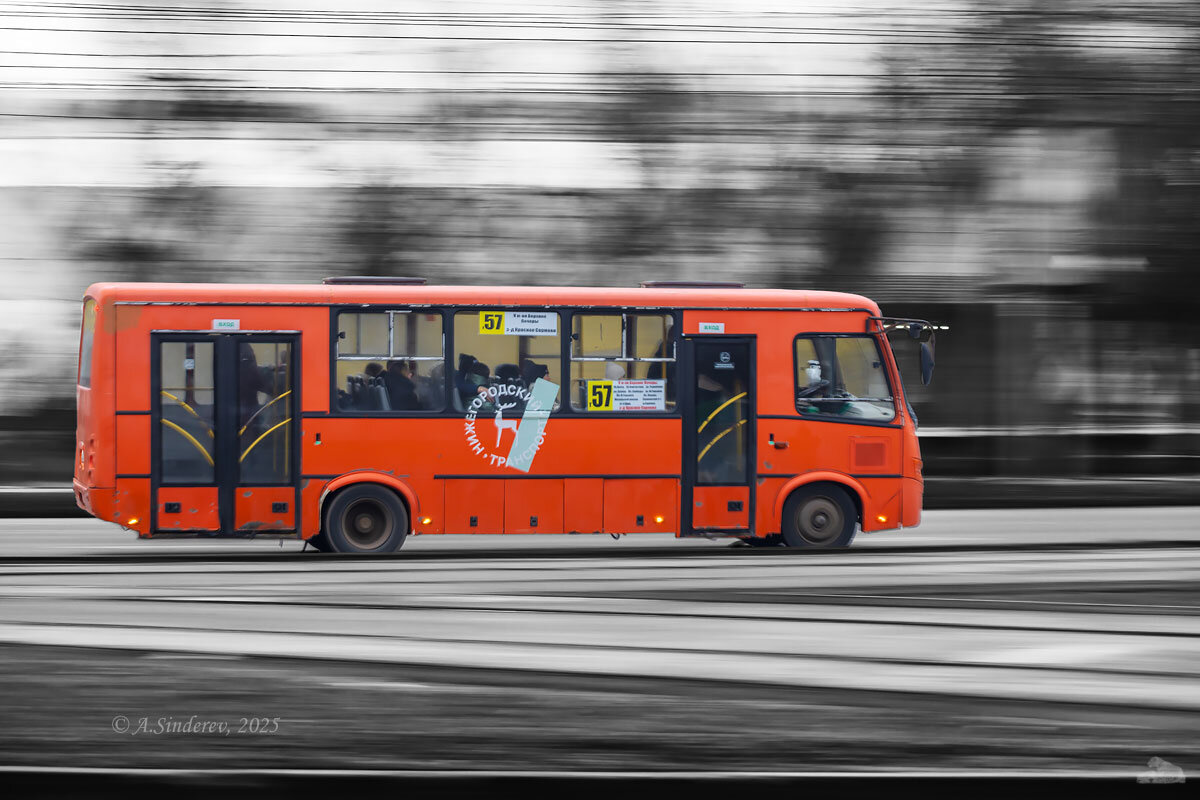 Автобус на дороге - Александр Синдерёв