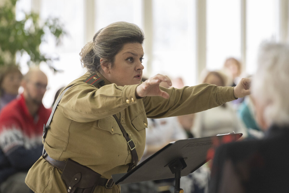 Руководитель хора. - Николай Галкин 