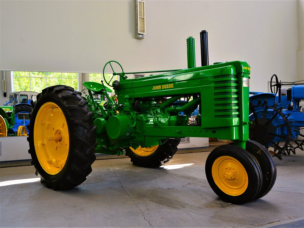 Чебоксары. Колёсный трактор John Deere А. - Пётр Чернега Чебоксары. Колёсный трактор John Deere А. - Пётр Чернега