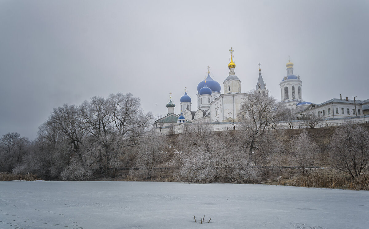 У стен монастыря - Сергей Цветков У стен монастыря - Сергей Цветков