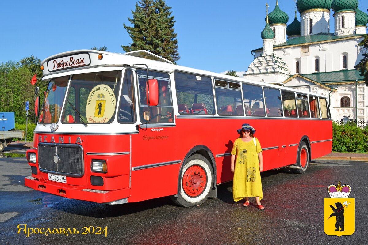 Ярославль. Советская площадь. Супруга на фоне экскурсионного автобуса - Борис Русаков