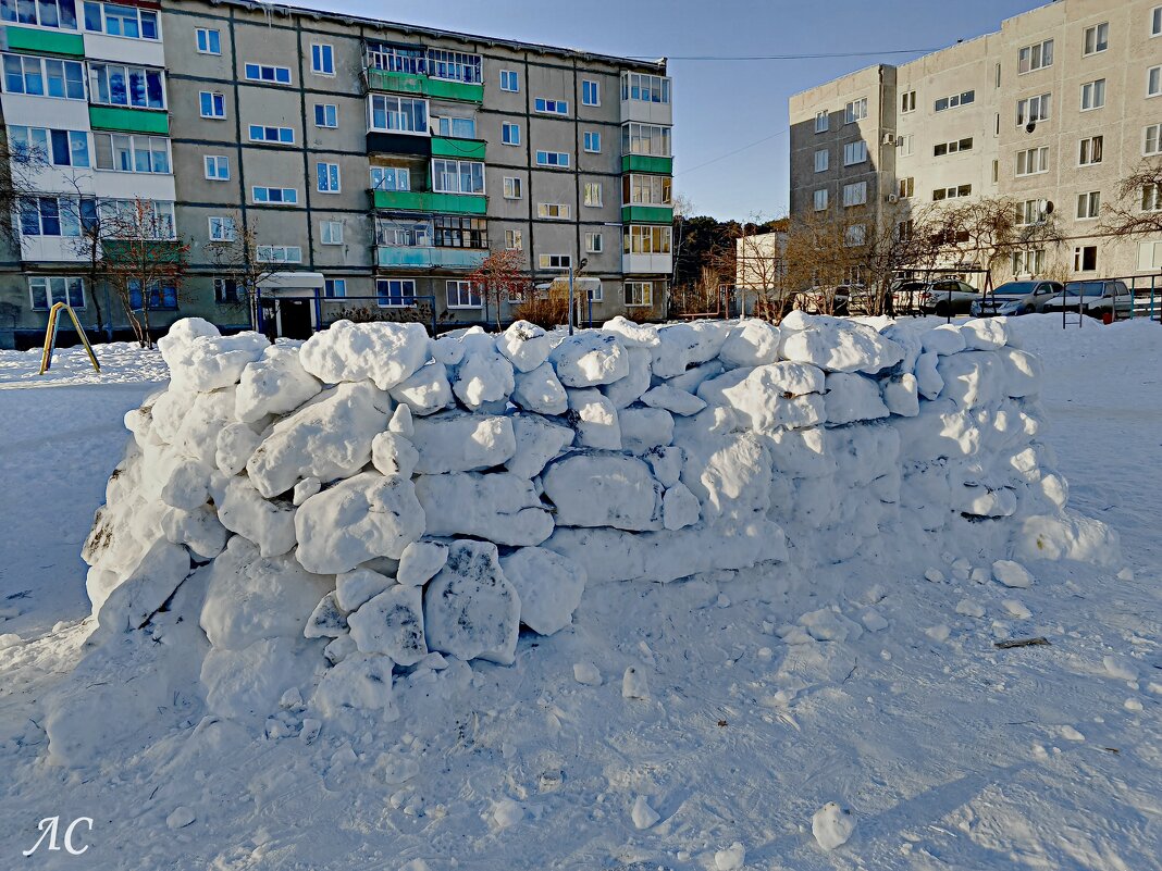 Баррикады из снега - редкое явление в наши дни. - Любовь Сахарова