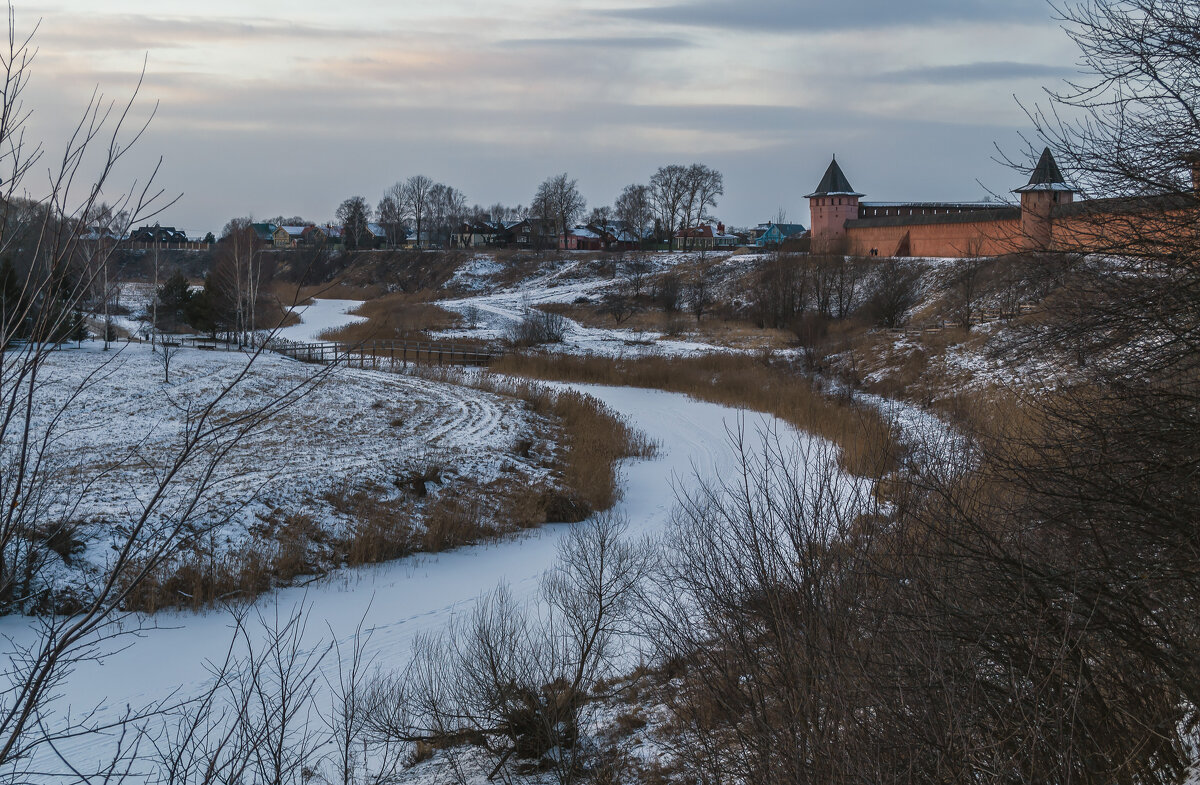 Каменка петляет через весь Суздаль - Сергей Цветков Каменка петляет через весь Суздаль - Сергей Цветков