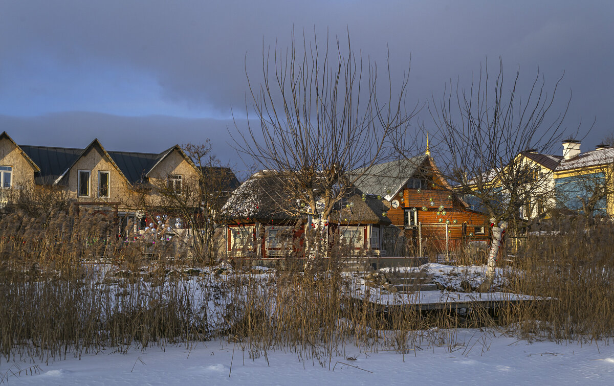 По берегу Каменки домики с шариками - Сергей Цветков По берегу Каменки домики с шариками - Сергей Цветков