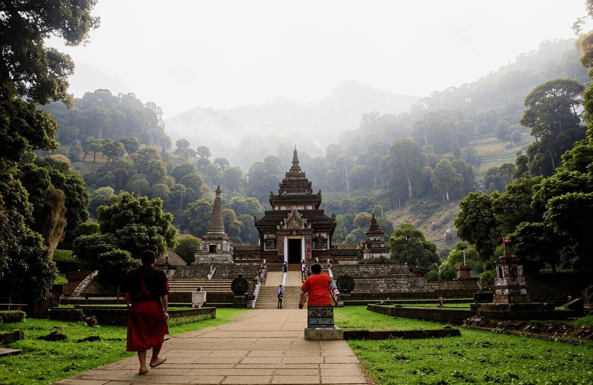 Мужчина идёт к храму - Юрий Гайворонскiий Мужчина идёт к храму - Юрий Гайворонскiий