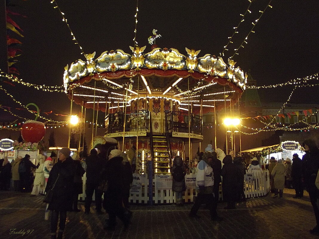 Под шатром широким кругом мчатся кони друг за другом… - Freddy 97