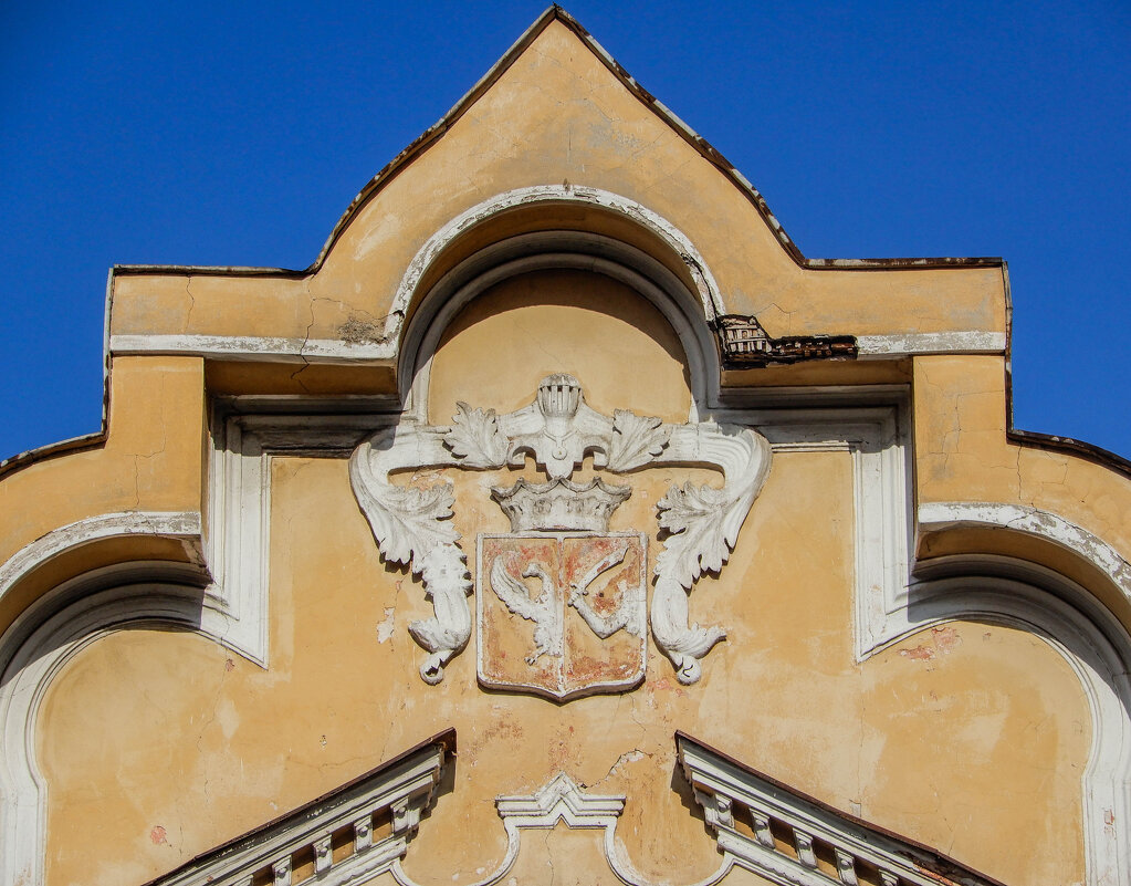 герб семьи Жеребцовых на фасаде усадьбы Алтуфьево - Сергей Лындин герб семьи Жеребцовых на фасаде усадьбы Алтуфьево - Сергей Лындин